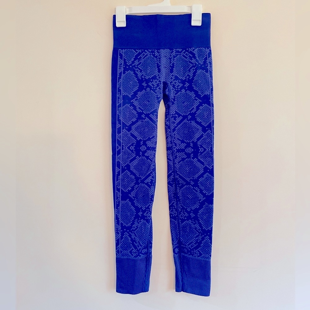 Lululemon Ebb to Street blue sapphire snakeskin tight size 2-4